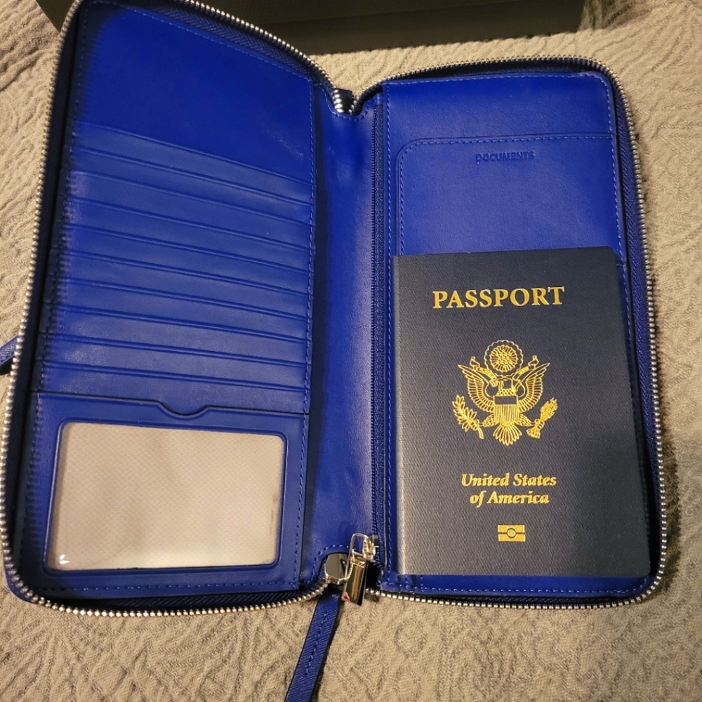 TUMI Belden Travel Wallet - FREE SHIPPING :)
